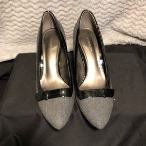 Liz Claiborne grey and black pumps